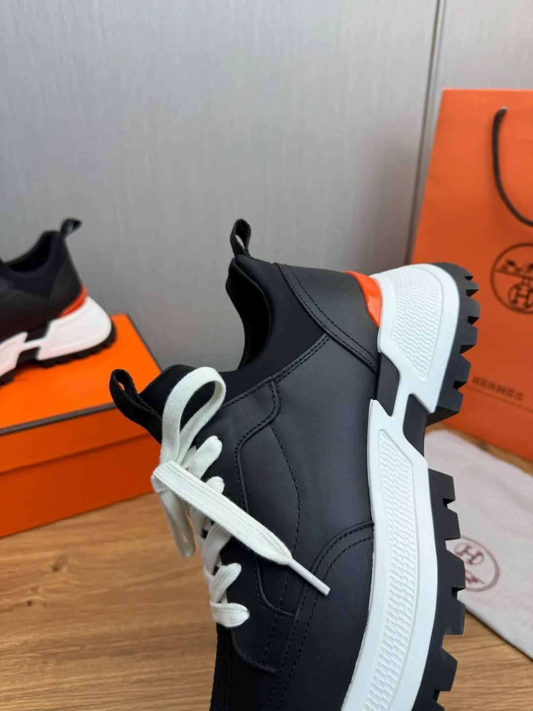 Men's men's shoes 💰780💰 HERMES/Hermès ** men's sports shoes The uppers are made of printed high-tech jersey fabric and calfskin sports shoes. The oversized sole features a geometric pattern and signature "H" detailing for an outdoor style. Black rubber sole, white rubber midsole, black and orange rubber inserts, tundra green lambskin insole, black high-tech canvas lining! Size: 39-40-41-42-43-44 (customized in 38.45)